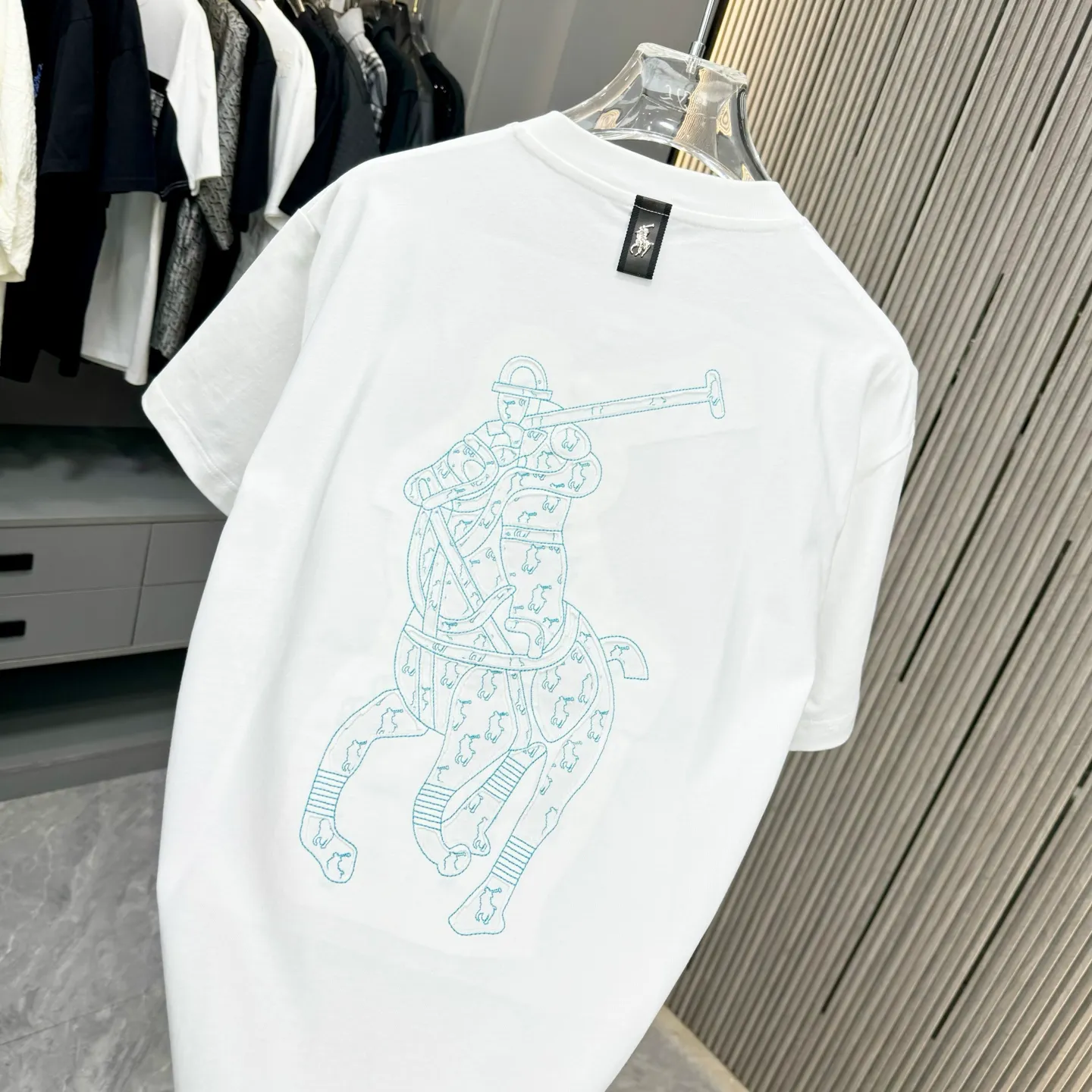P190 POlO Ralph Lauren 25FW new spring and summer round neck T-shirt. It is made of heavy 320G double yarn combed cotton material. The upper body has a strong three-dimensional effect. It is embroidered with ten thousand needles embroidery patch ➕ ten thousand needles 🪡 embroidery process inkjet effect. ⚠️Washing method: The fabric is only dry-cleaned or wrapped in a laundry bag. Quick machine wash in cold water on the reverse side, let dry and then iron at medium temperature! Avoid vigorously wringing and machine washing from the front!  Size: S M L XL XXL Color: Black, White